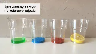 Kolorowe eksperymenty w kubeczkach: zielony płyn, niebieskie kryształki, czerwony proszek i plasterek cytryny.
